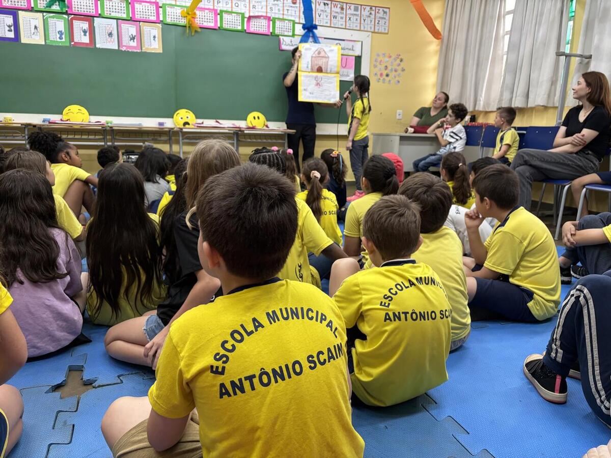 Evento envolveu todas as turmas da instituição em quatro estações de leitura e atividades lúdicas