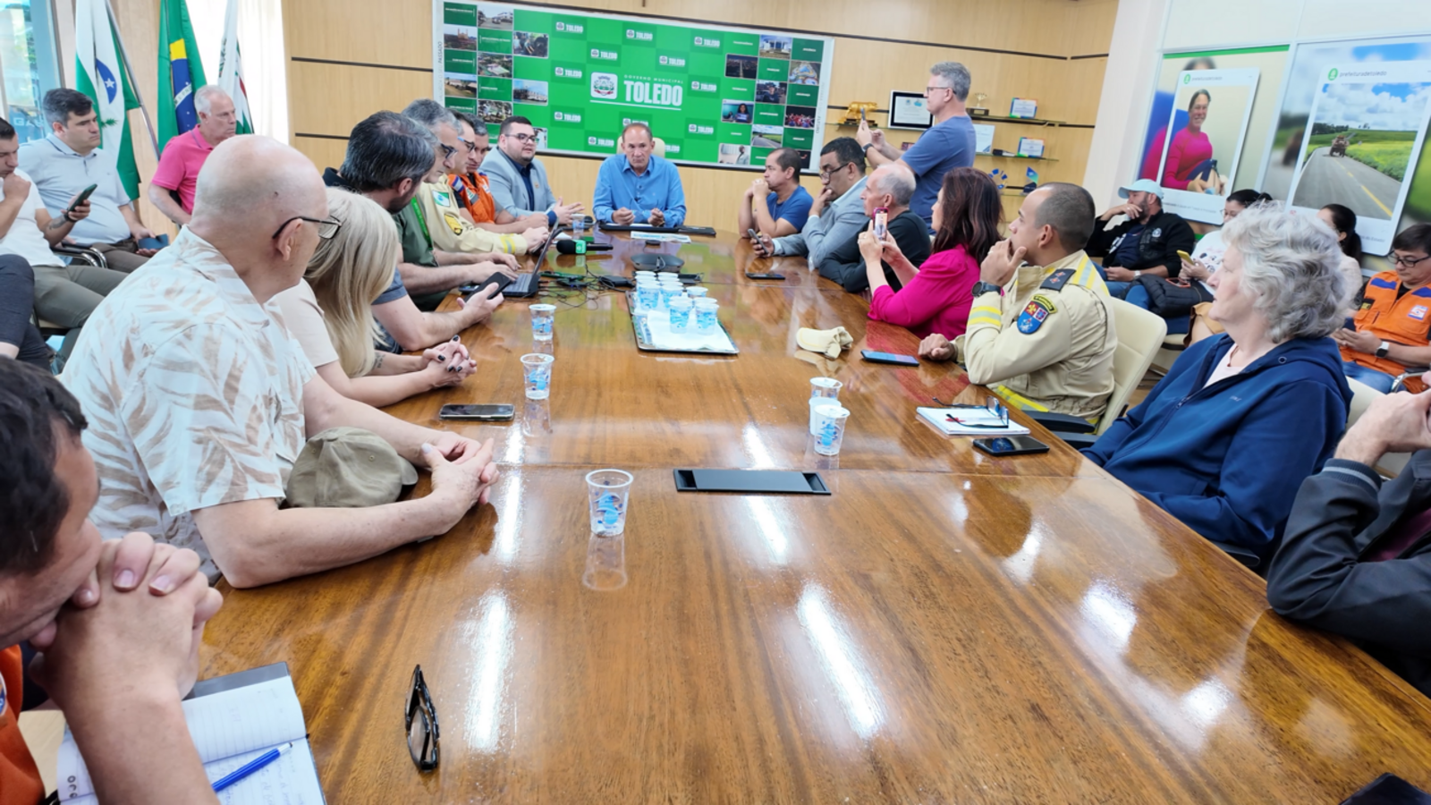Reunião emergencial na manhã deste sábado (08) serviu para definir estratégias de como auxiliar na reconstrução da cidade