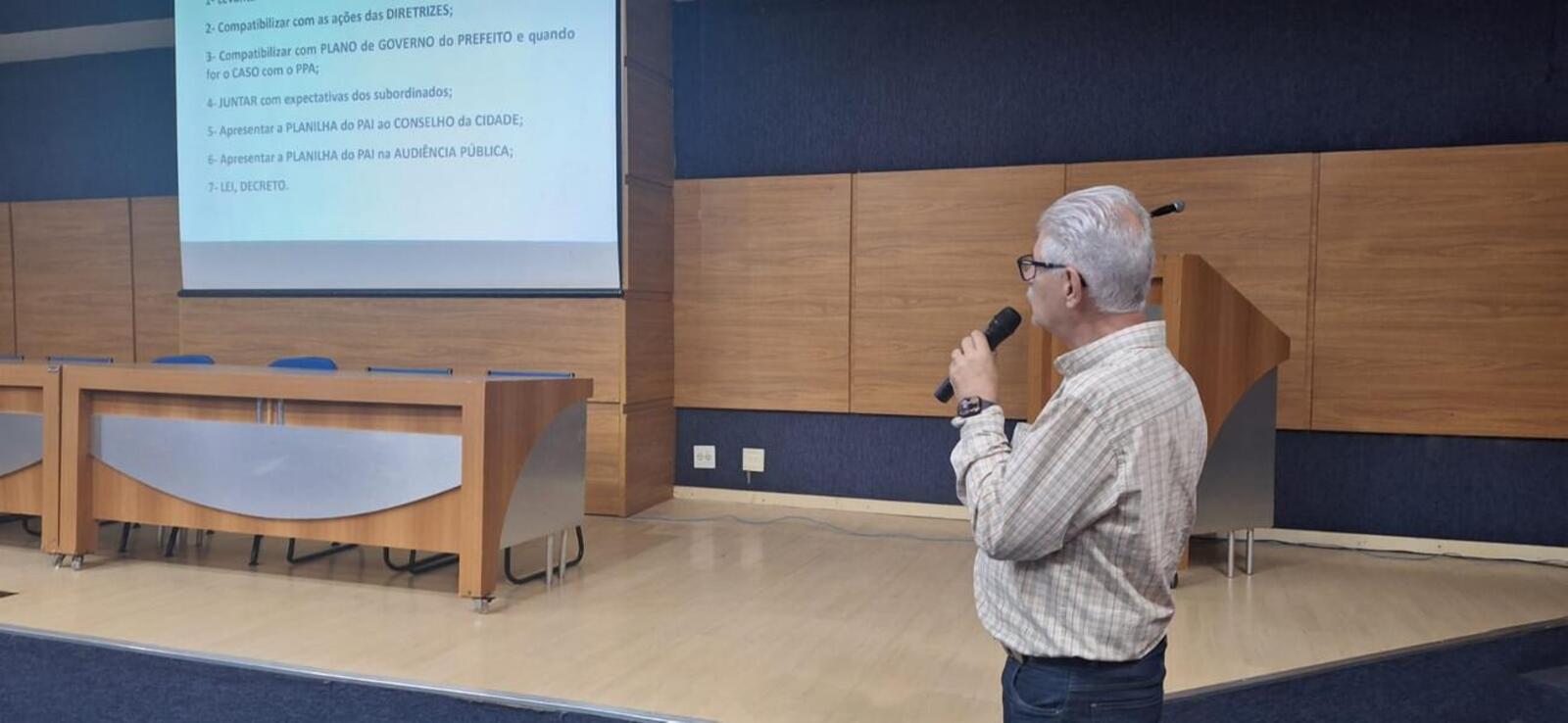 Secretário do Planejamento, Ronald Drabik, conduziu a audiência, que referenda as mudanças feitas de acordo com a legislação