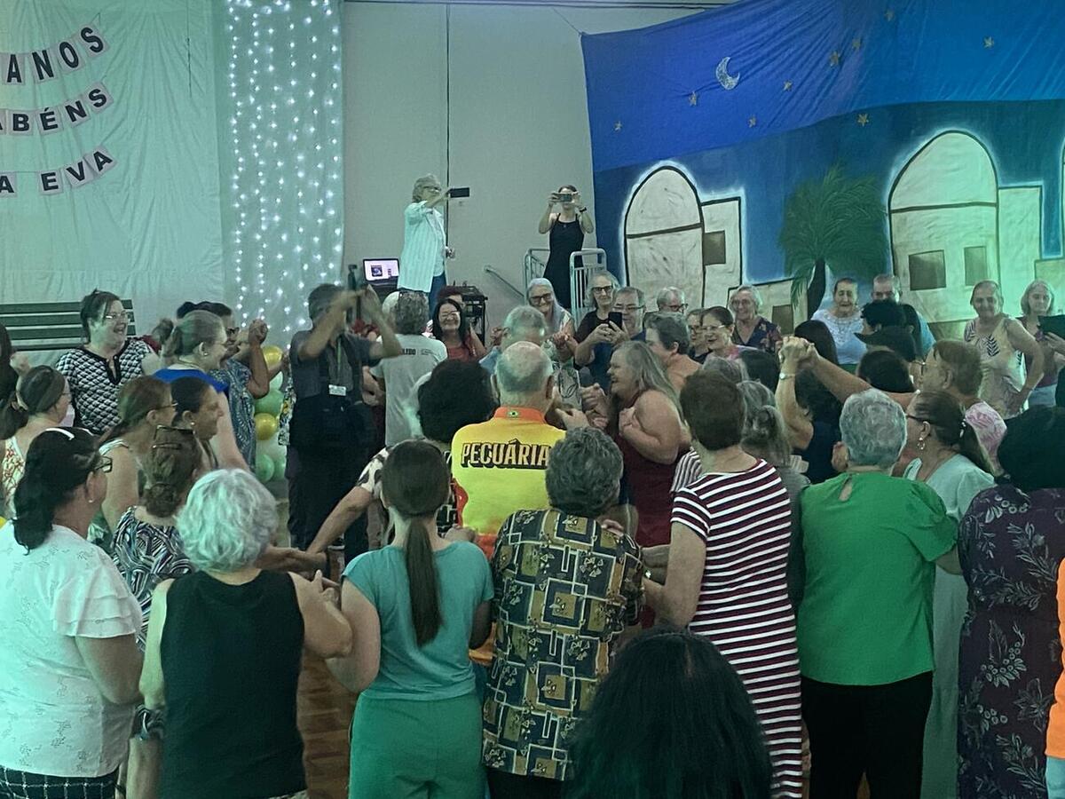 Além da presença das amigas e dos colaboradores do espaço, festa a tarde desta sexta (28) contou com as presenças do prefeito e da secretária da Assistência Social