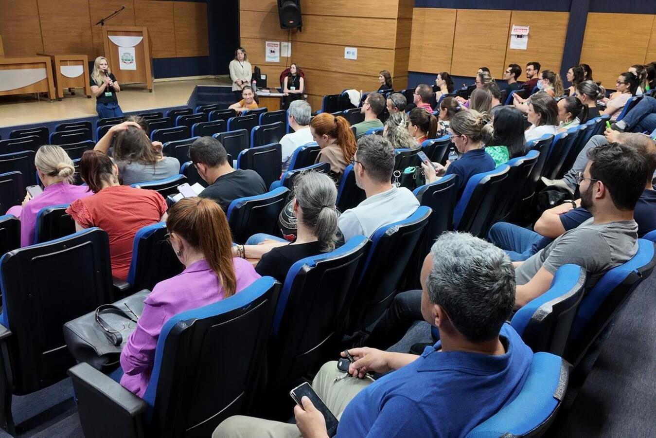Encontro nesta segunda (3) teve o objetivo de orientar gerentes, coordenadores e diretores sobre repasse correto de dados em questionário elaborado pelo TCEPR