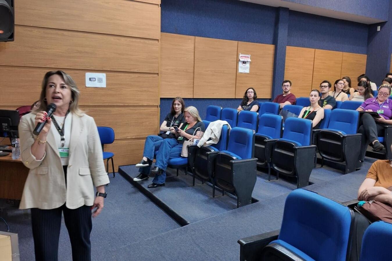 Encontro nesta segunda (3) teve o objetivo de orientar gerentes, coordenadores e diretores sobre repasse correto de dados em questionário elaborado pelo TCEPR