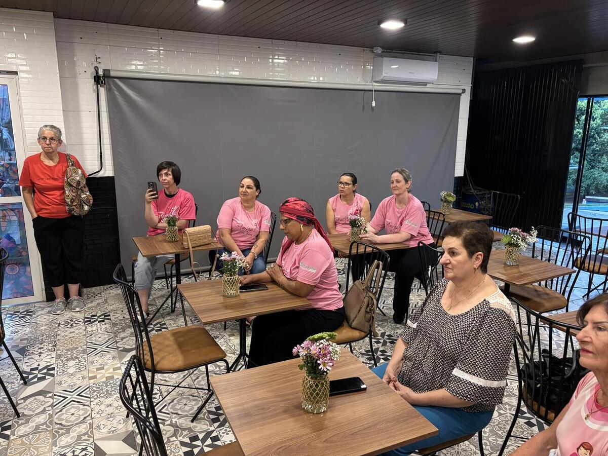 Mais de 100 peças foram produzidas na Embaixada Solidária e entregues a instituições que acolhem mulheres em tratamento oncológico