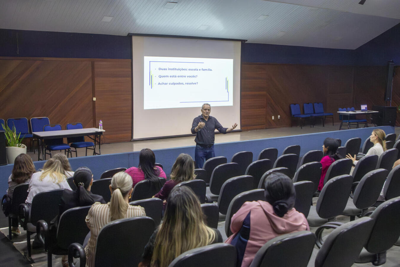 A quarta edição do programa “Escola de Pais: Construindo e fortalecendo laços”, promovida pela Secretaria Municipal da Educação (Smed), propiciou, na noite da última quarta-feira (12), um debate sobre o papel da família na formação das crianças. O encontro, realizado no auditório do Centro de Eventos Ismael Sperafico, foi gratuito e aberto a todos os responsáveis por estudantes da rede municipal. O ponto central da programação foi a palestra “O poder dos pais na formação de bons hábitos”, apresentada pelo e