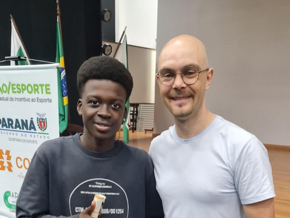 O paraciclista paranaense, Luís Carlos Steffens, e o Departamento de Educação para o Trânsito de Toledo promoveram roda de diálogo com estudantes do Premen 