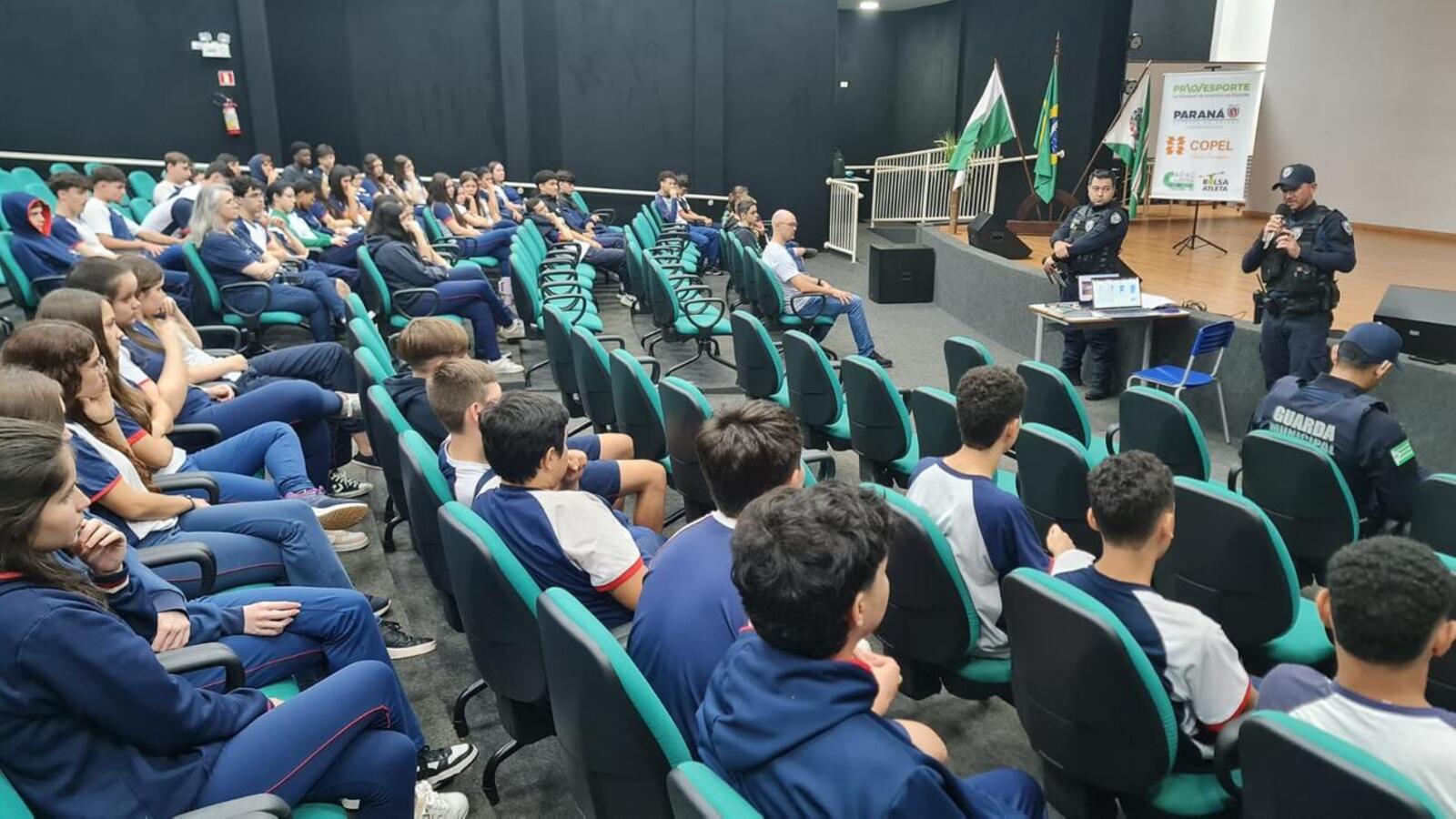 O paraciclista paranaense, Luís Carlos Steffens, e o Departamento de Educação para o Trânsito de Toledo promoveram roda de diálogo com estudantes do Premen 