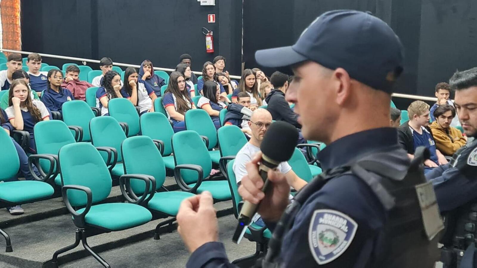 O paraciclista paranaense, Luís Carlos Steffens, e o Departamento de Educação para o Trânsito de Toledo promoveram roda de diálogo com estudantes do Premen 
