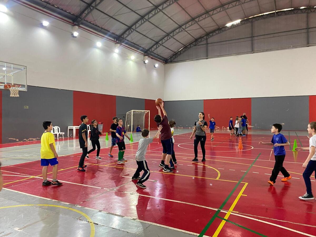 Nesta segunda-feira (3) a Secretaria da Educação deu início ao Festival Esportivo das Escolas Municipais de Toledo (FeeToledo), um evento que reúne todas as 36 escolas municipais para um momento de recreação