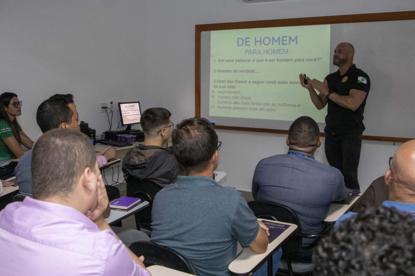 Assunto foi tratado em conversa do delegado Leandro Stabile com colaboradores da Prati-Donaduzzi; evento ocorreu nesta segunda (24), nas dependências da empresa
