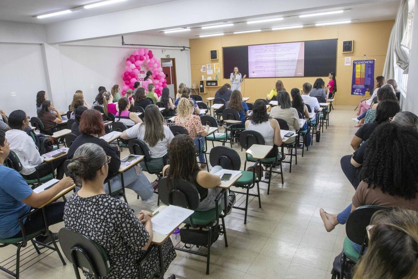 Ana Cris Souza de Oliveira falou, na manhã de hoje (7), sobre conceitos e definições de violência de gênero; evento voltará a ser realizado em 14, 19 e 21/11