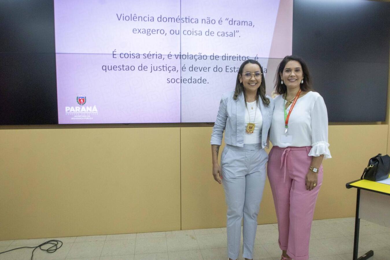 Ana Cris Souza de Oliveira falou, na manhã de hoje (7), sobre conceitos e definições de violência de gênero; evento voltará a ser realizado em 14, 19 e 21/11