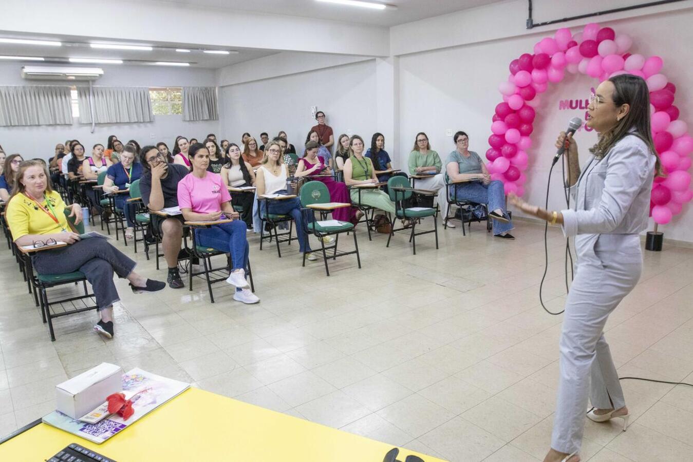 Ana Cris Souza de Oliveira falou, na manhã de hoje (7), sobre conceitos e definições de violência de gênero; evento voltará a ser realizado em 14, 19 e 21/11
