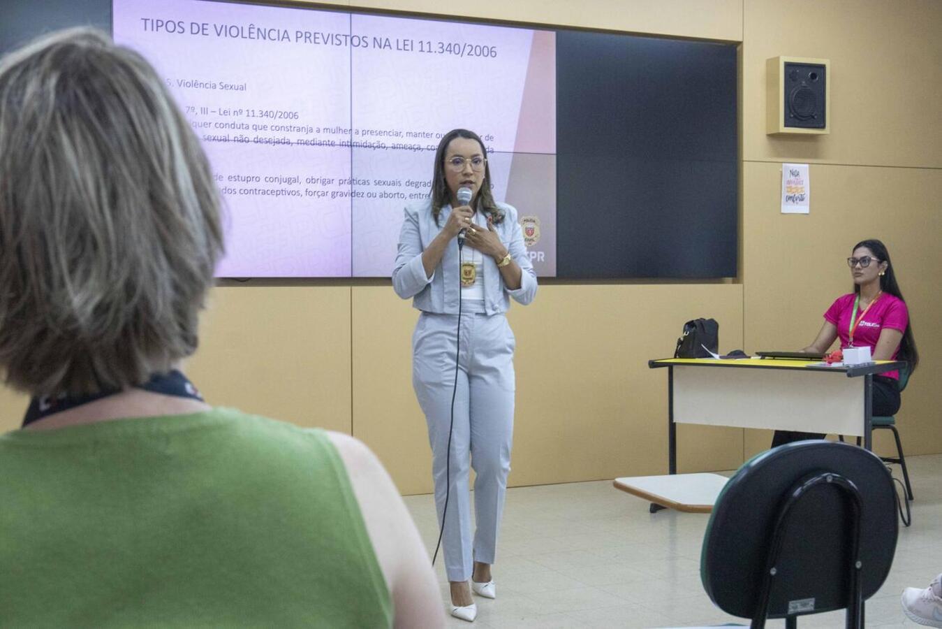 Ana Cris Souza de Oliveira falou, na manhã de hoje (7), sobre conceitos e definições de violência de gênero; evento voltará a ser realizado em 14, 19 e 21/11