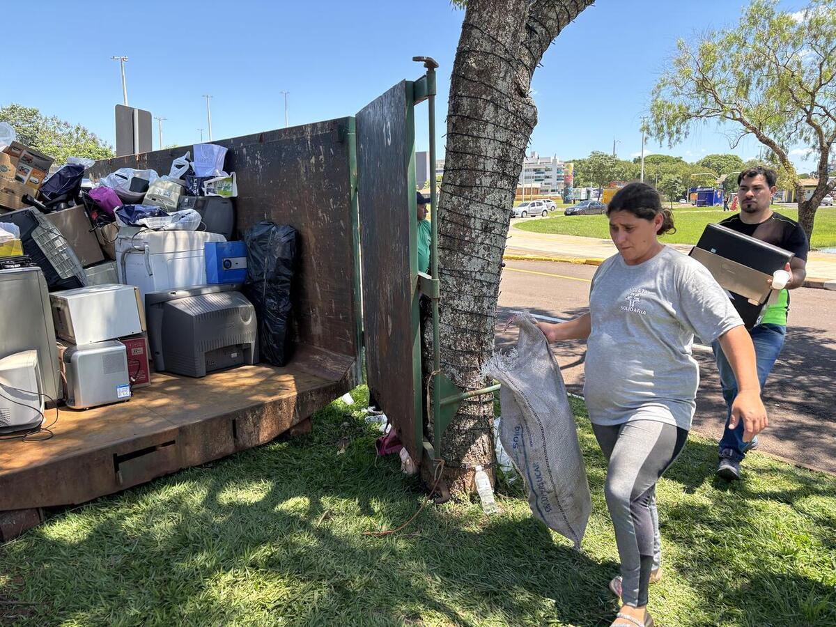 Ação coletou grande volume de equipamentos que foram destinados para a Associação dos Catadores de Recicláveis de Toledo (Acatol)