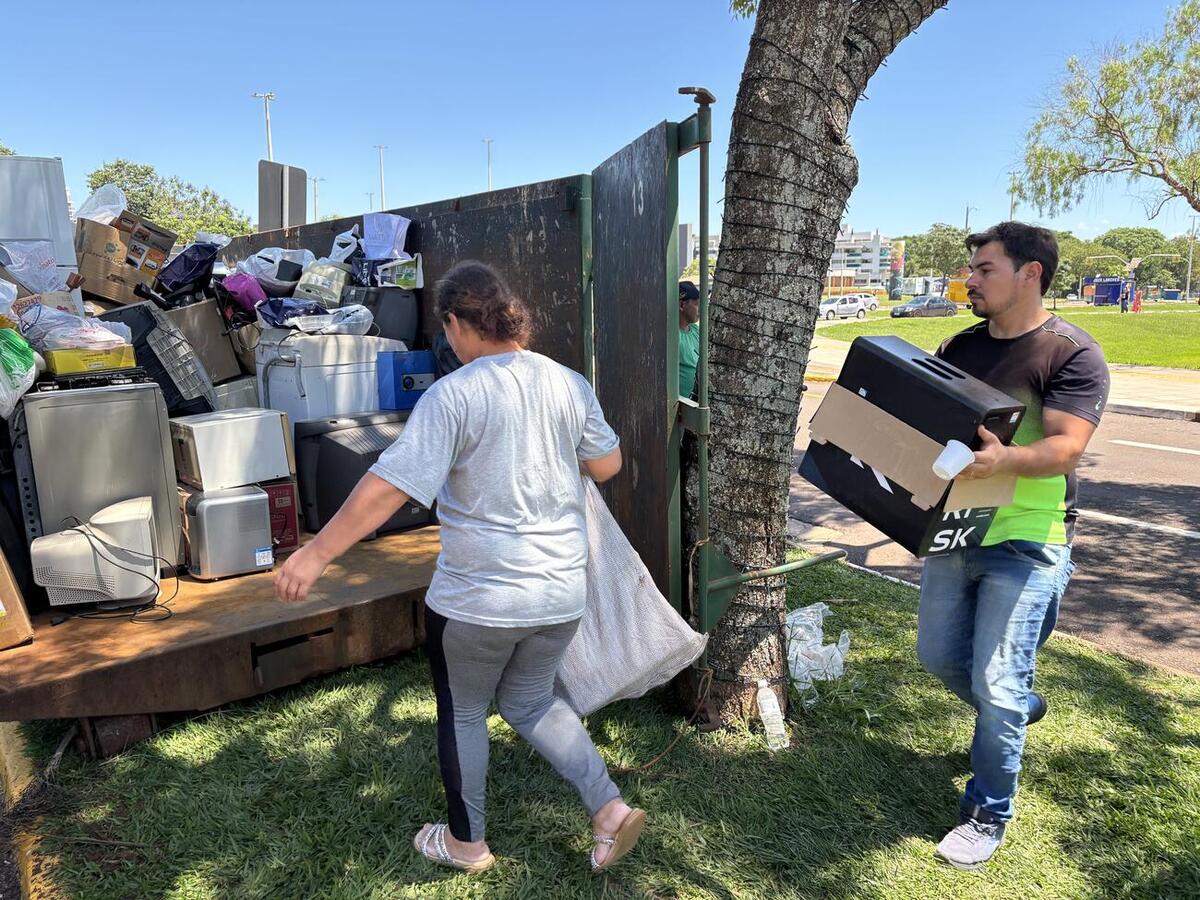 Ação coletou grande volume de equipamentos que foram destinados para a Associação dos Catadores de Recicláveis de Toledo (Acatol)