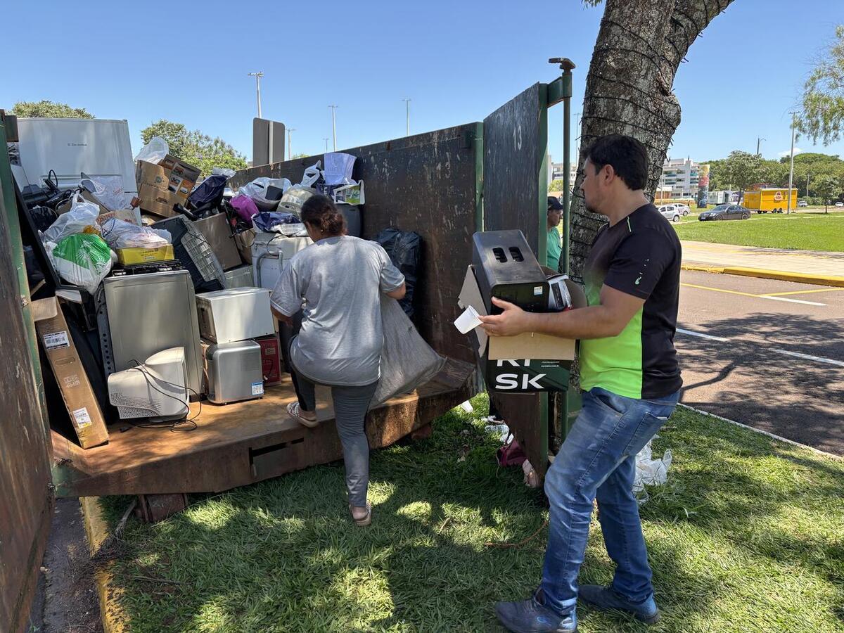 Ação coletou grande volume de equipamentos que foram destinados para a Associação dos Catadores de Recicláveis de Toledo (Acatol)