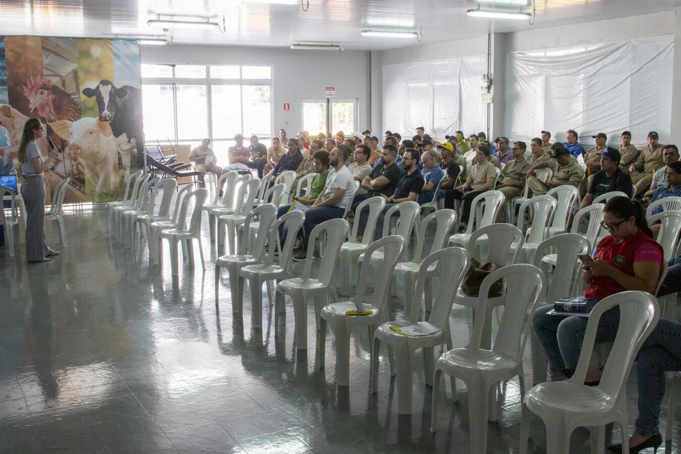Equipe da unidade ministrou, na tarde desta sexta (21), palestra sobre cuidados com a saúde para cerca de 90 colaboradores do sexo masculino da empresa 