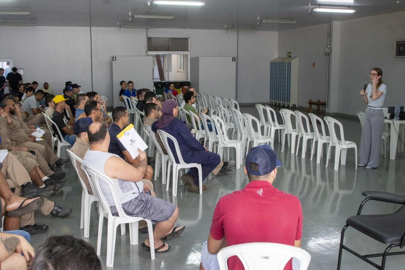 Equipe da unidade ministrou, na tarde desta sexta (21), palestra sobre cuidados com a saúde para cerca de 90 colaboradores do sexo masculino da empresa 