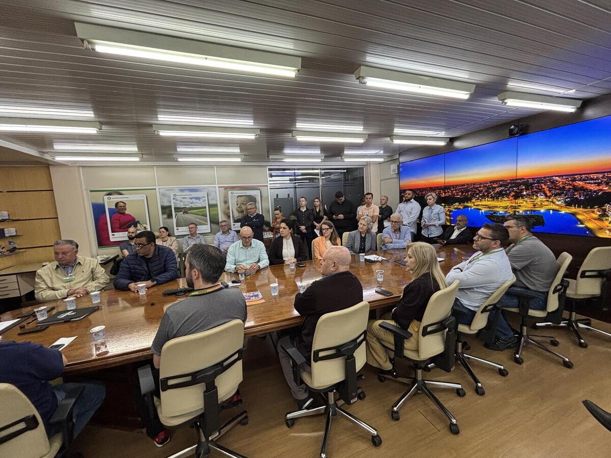 Cerimônia formalizou devolução do comando do Executivo e renovou convênio com o Incra. Prefeito Mario Costenaro participou de missão técnica à Europa
