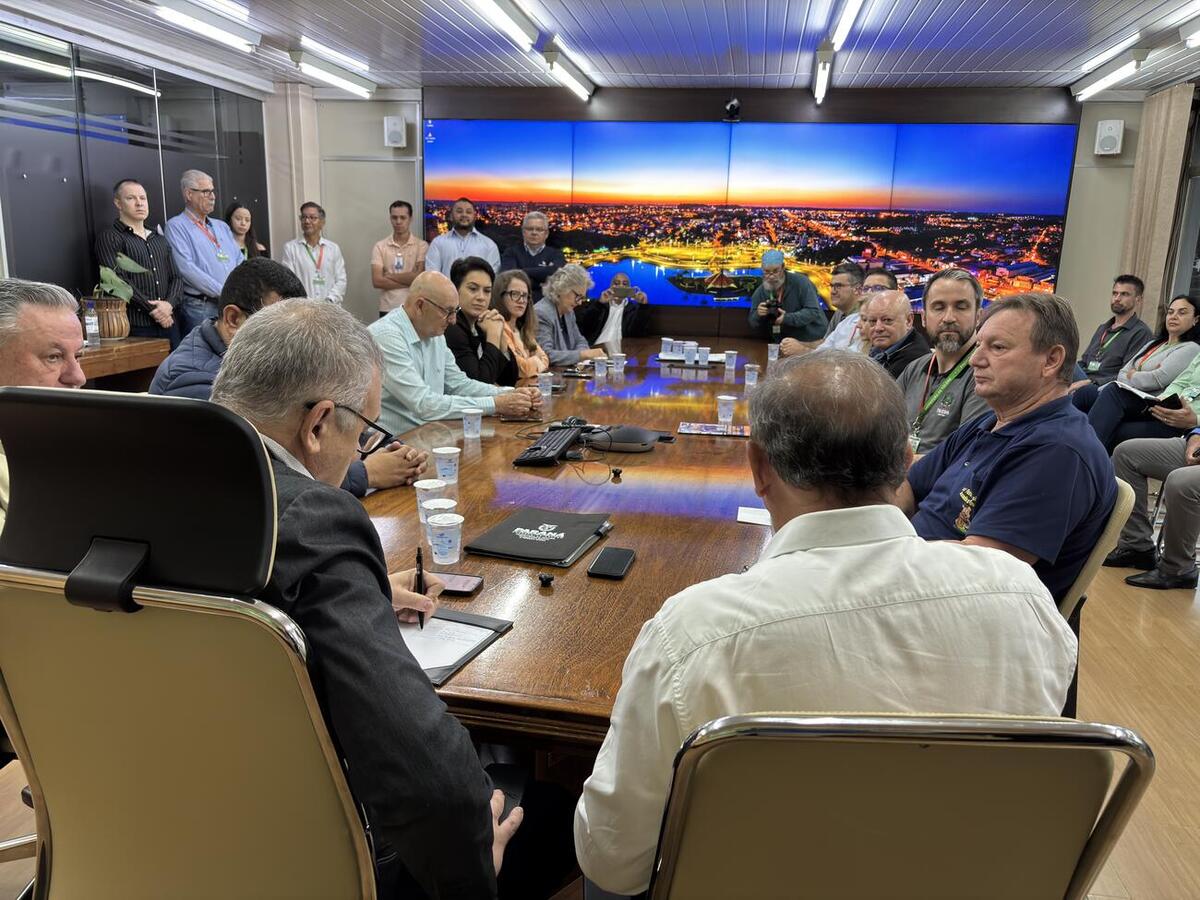 Cerimônia formalizou devolução do comando do Executivo e renovou convênio com o Incra. Prefeito Mario Costenaro participou de missão técnica à Europa