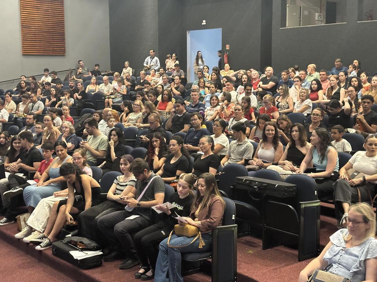 Aproximadamente 60 alunos apresentaram diversas músicas no primeiro dia de recitais da Secretaria da Cultura