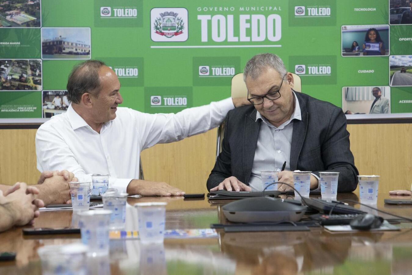Cerimônia formalizou devolução do comando do Executivo e renovou convênio com o Incra. Prefeito Mario Costenaro participou de missão técnica à Europa