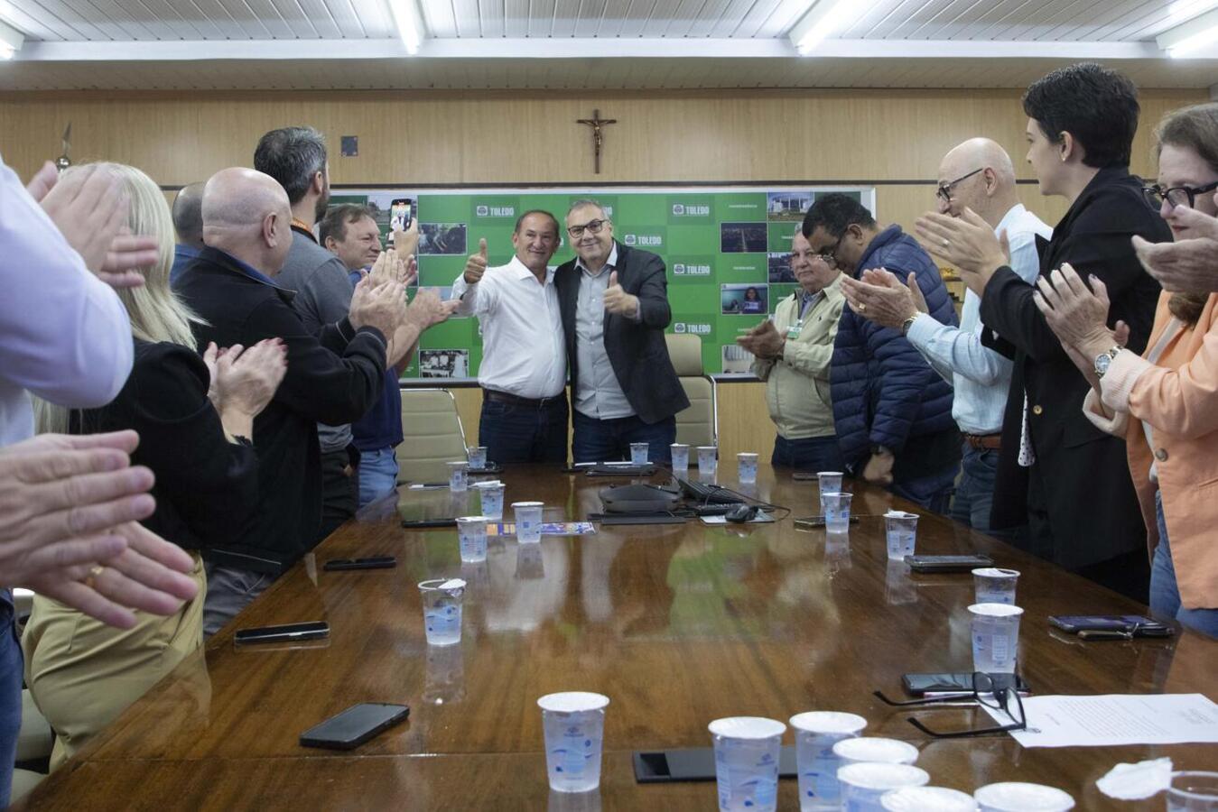 Cerimônia formalizou devolução do comando do Executivo e renovou convênio com o Incra. Prefeito Mario Costenaro participou de missão técnica à Europa