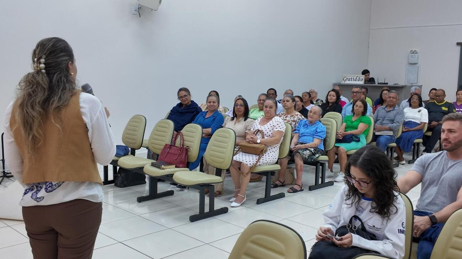 Na noite de segunda-feira (3), a Igreja Assembleia de Deus da Vila Boa Esperança recebeu uma palestra para idosos, tratando do tema doenças crônicas