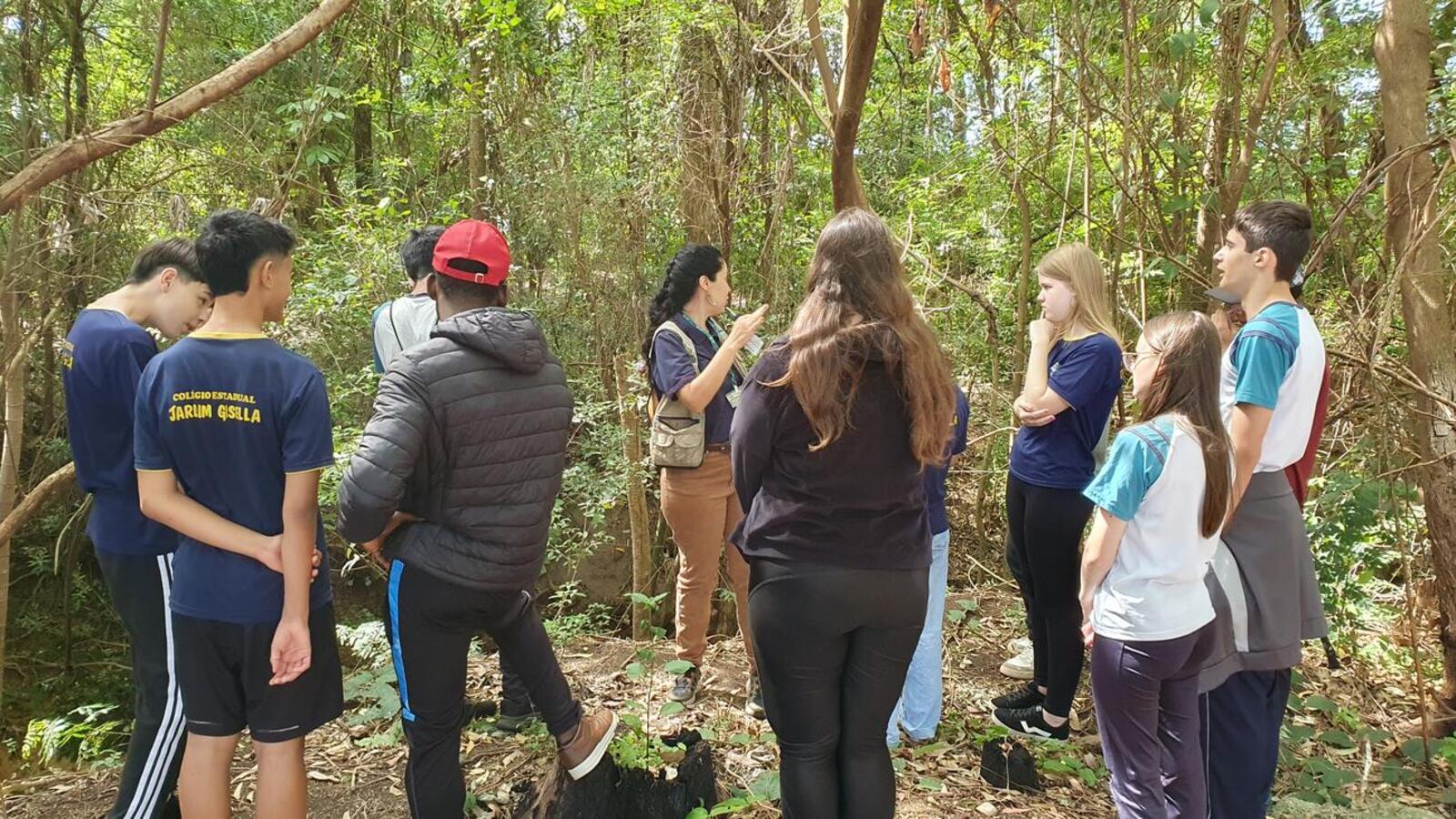 Mais de 100 pessoas participaram, na manhã desta quinta (27), da primeira atividade alusiva à data, realizada na nascente do rio
