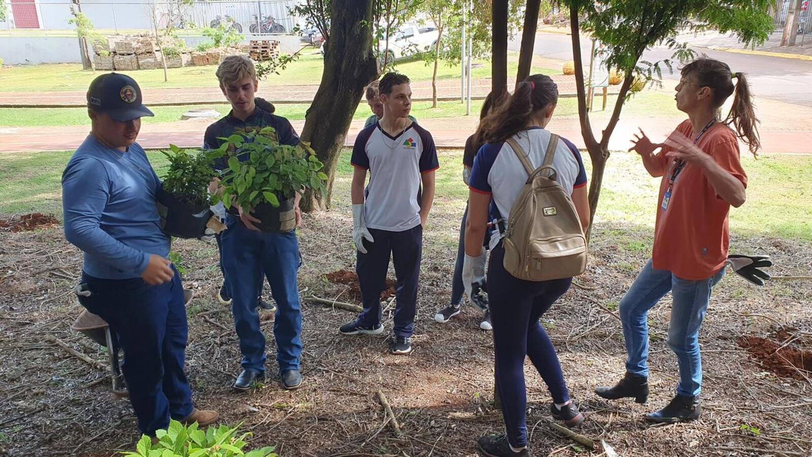 Mais de 100 pessoas participaram, na manhã desta quinta (27), da primeira atividade alusiva à data, realizada na nascente do rio