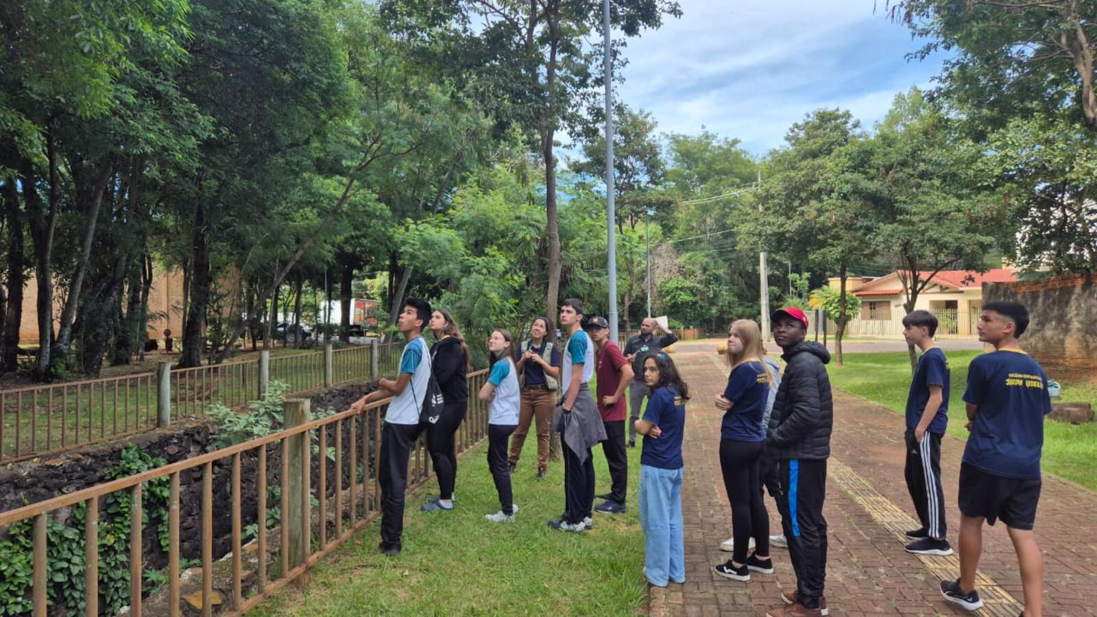 Mais de 100 pessoas participaram, na manhã desta quinta (27), da primeira atividade alusiva à data, realizada na nascente do rio