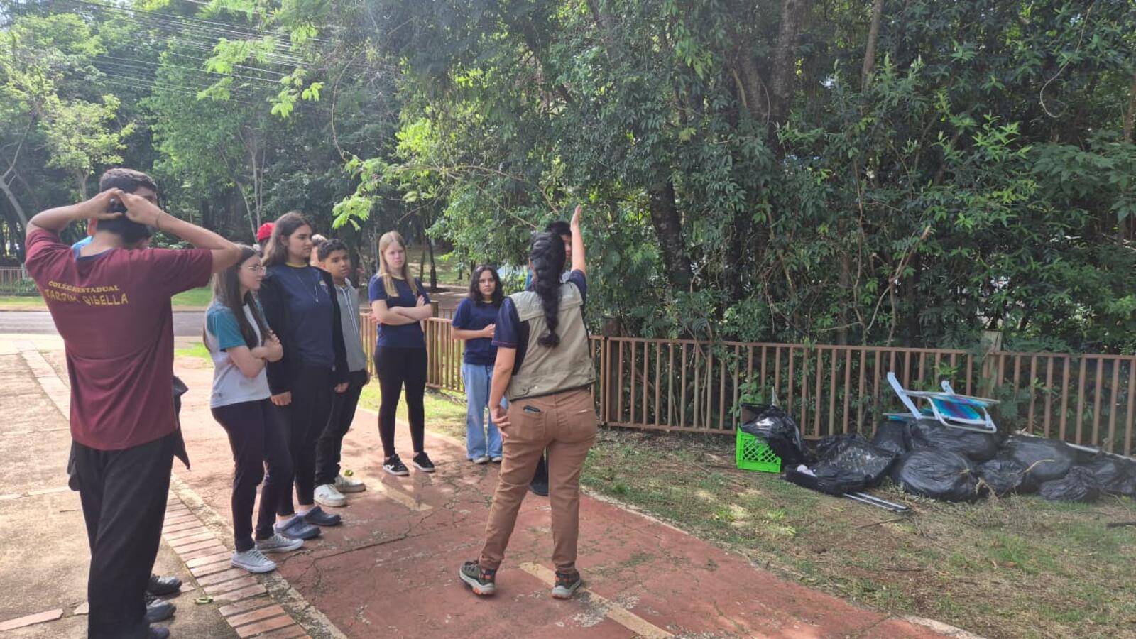 Mais de 100 pessoas participaram, na manhã desta quinta (27), da primeira atividade alusiva à data, realizada na nascente do rio