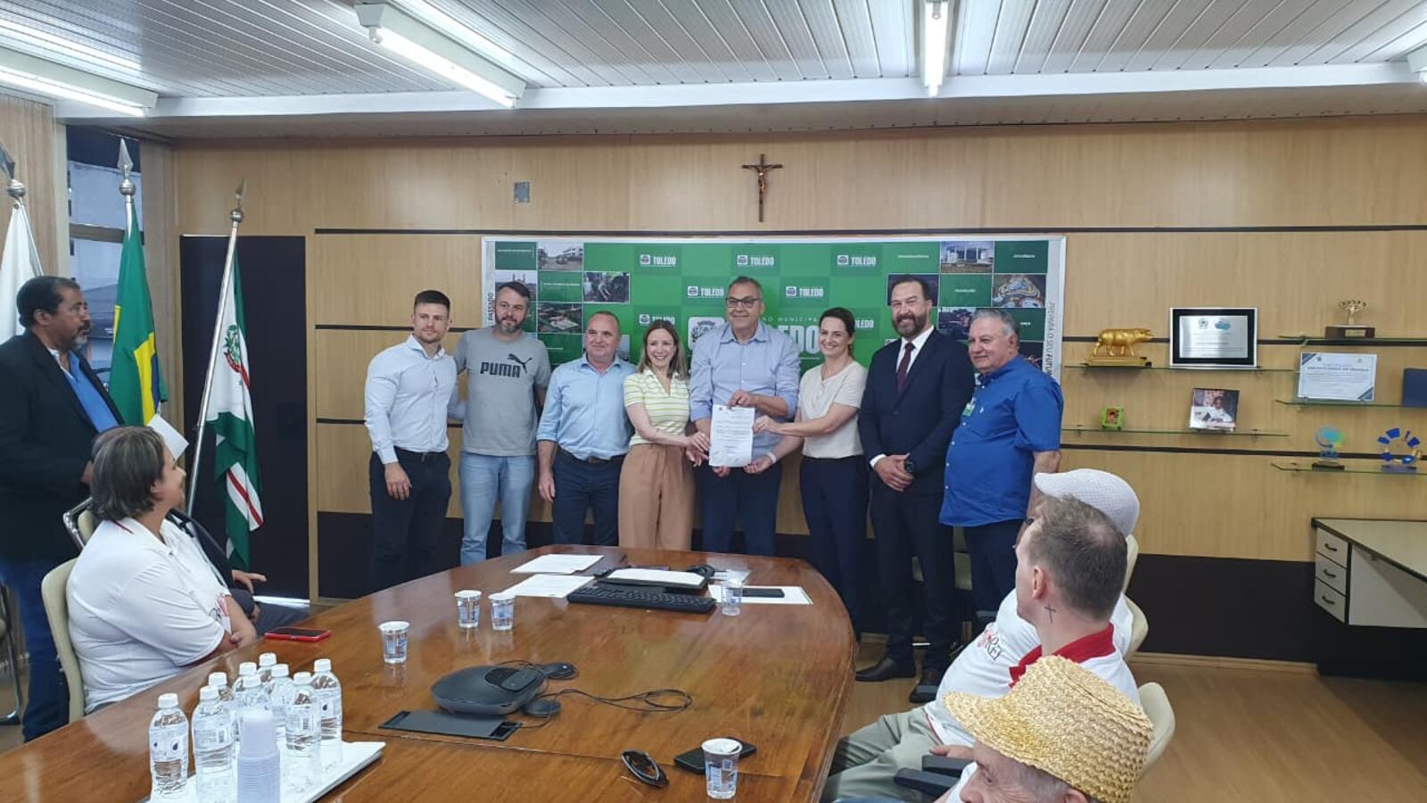 Três novas leis, sancionadas nesta segunda (24), contemplam o Coral Cristo Rei, o Projeto Pequeno Amor e a Cáritas Diocesana de Toledo