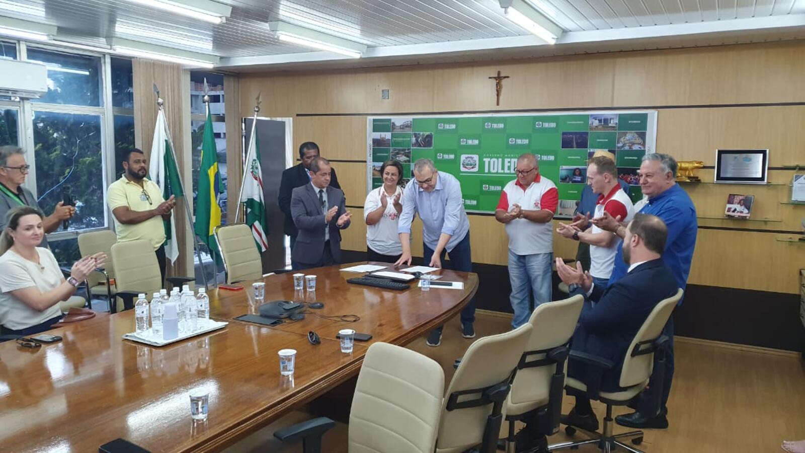 Três novas leis, sancionadas nesta segunda (24), contemplam o Coral Cristo Rei, o Projeto Pequeno Amor e a Cáritas Diocesana de Toledo