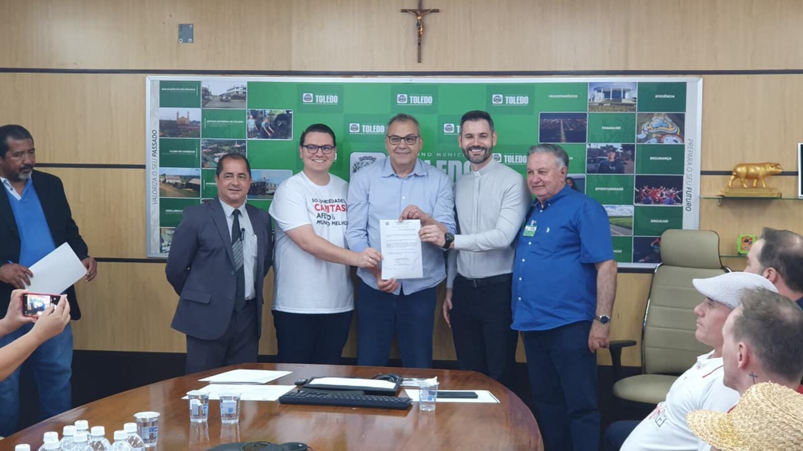 Três novas leis, sancionadas nesta segunda (24), contemplam o Coral Cristo Rei, o Projeto Pequeno Amor e a Cáritas Diocesana de Toledo