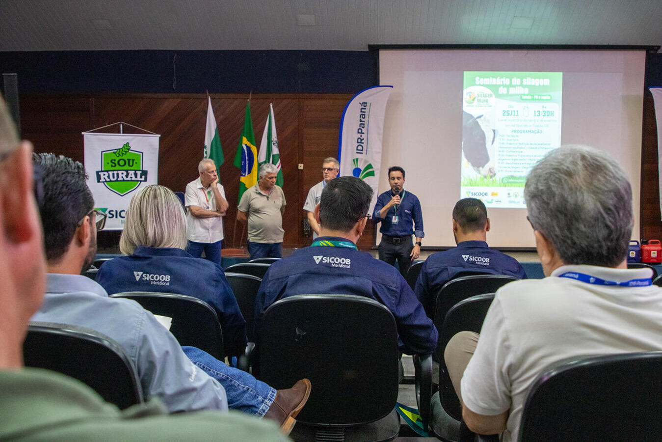 Realizada por Seab, IDR-PR e Smap, e apoiada por várias empresas e entidades, atividade nesta terça (25) atraiu cerca de 50 produtores de leite de Toledo e região