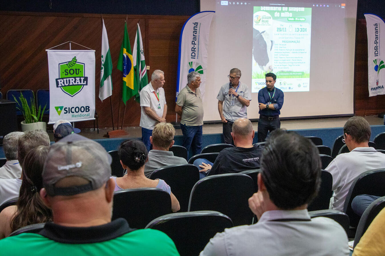 Realizada por Seab, IDR-PR e Smap, e apoiada por várias empresas e entidades, atividade nesta terça (25) atraiu cerca de 50 produtores de leite de Toledo e região
