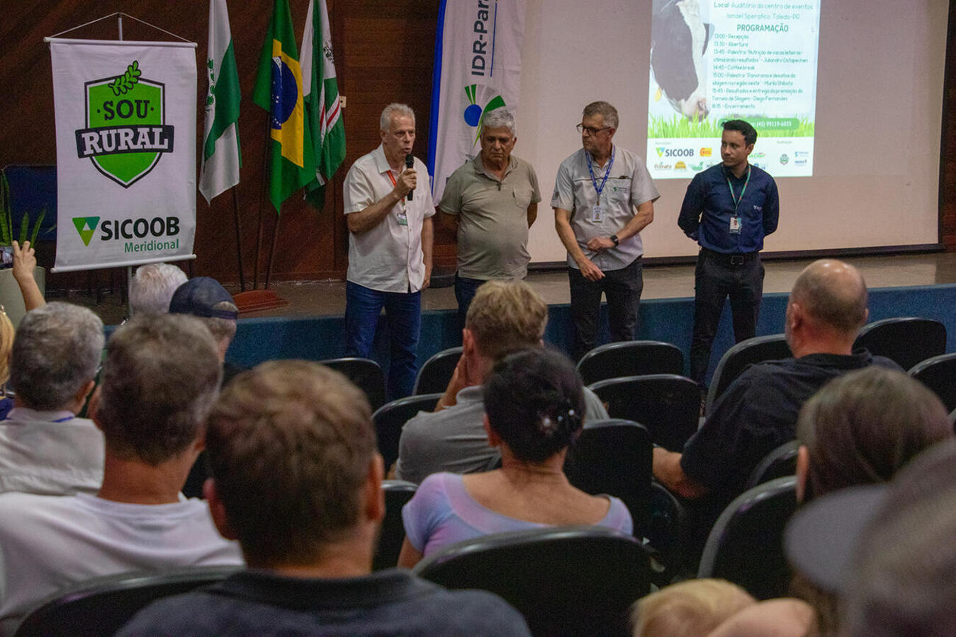 Realizada por Seab, IDR-PR e Smap, e apoiada por várias empresas e entidades, atividade nesta terça (25) atraiu cerca de 50 produtores de leite de Toledo e região