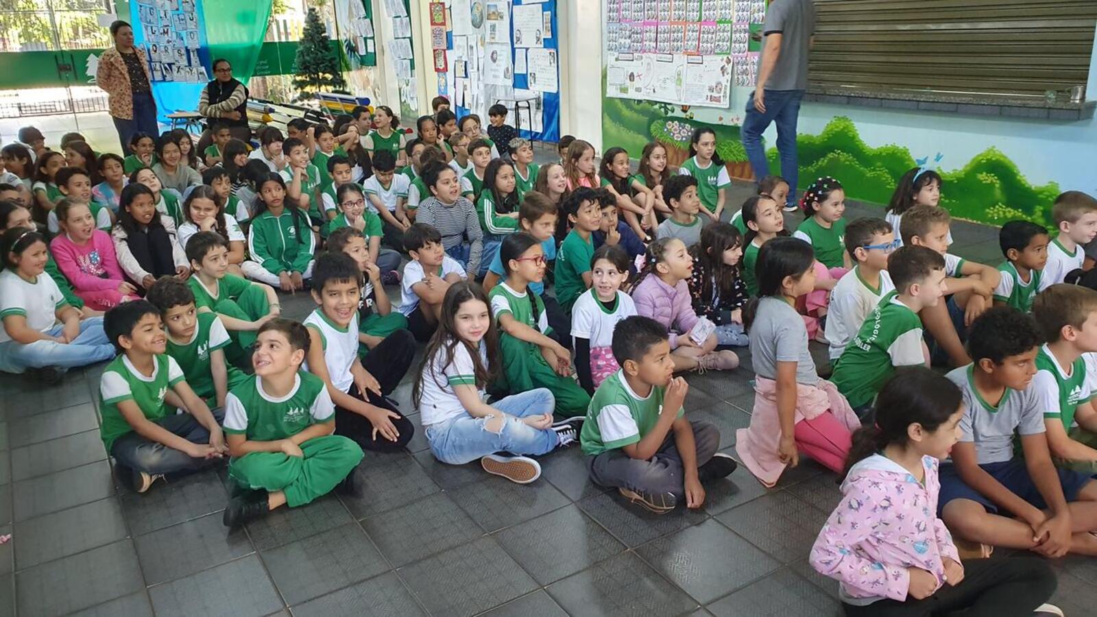 Projeto apresentou, nesta terça-feira (18), a peça “Mistério à Vista: Desvendando um Caso de Bullying”, com sessões nos períodos matutino e vespertino