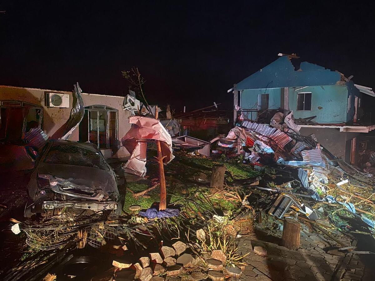 Cidade na Região Centro-Sul foi atingida por um tornado de nível F-2 nesta sexta-feira (08). Mortes foram confirmadas em Rio Bonito do Iguaçu (4) e Guarapuava (1) (Crédito: Corpo de Bombeiros)