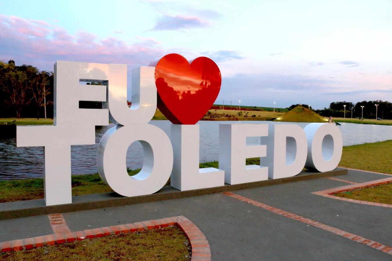 Prefeitura abre enquete no Instagram para definir o local onde será instalado o terceiro letreiro turístico, entre oito pontos da cidade, previsto para janeiro de 2026