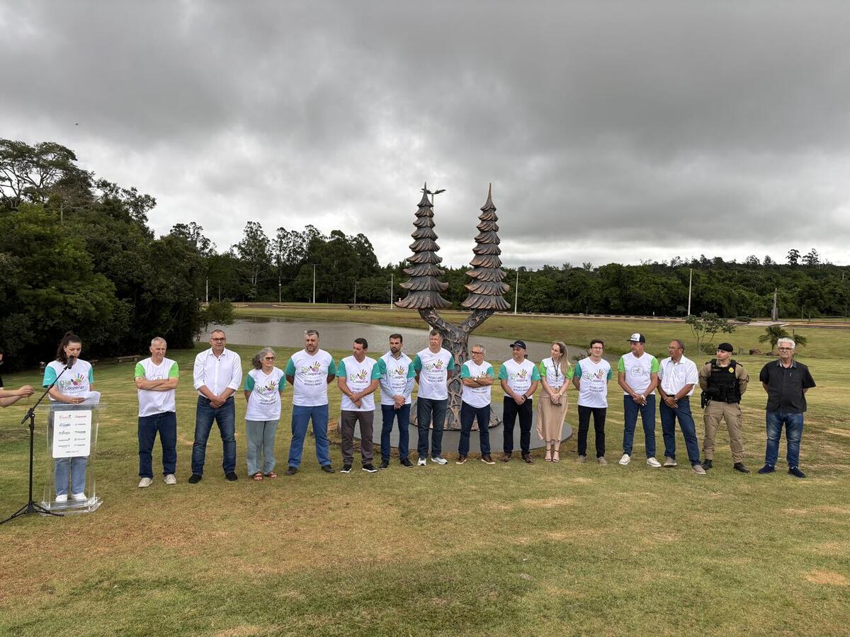 Obra instalada no Parque do Povo Luiz Cláudio Hoffmann reúne simbolismo do cooperativismo e participação de 11 cooperativas do município