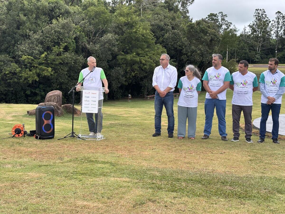Obra instalada no Parque do Povo Luiz Cláudio Hoffmann reúne simbolismo do cooperativismo e participação de 11 cooperativas do município