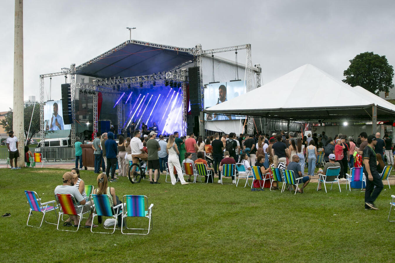 Mesmo sob chuva, população participou da programação que teve distribuição de bolo, shows nacionais e premiação do concurso de decoração natalina