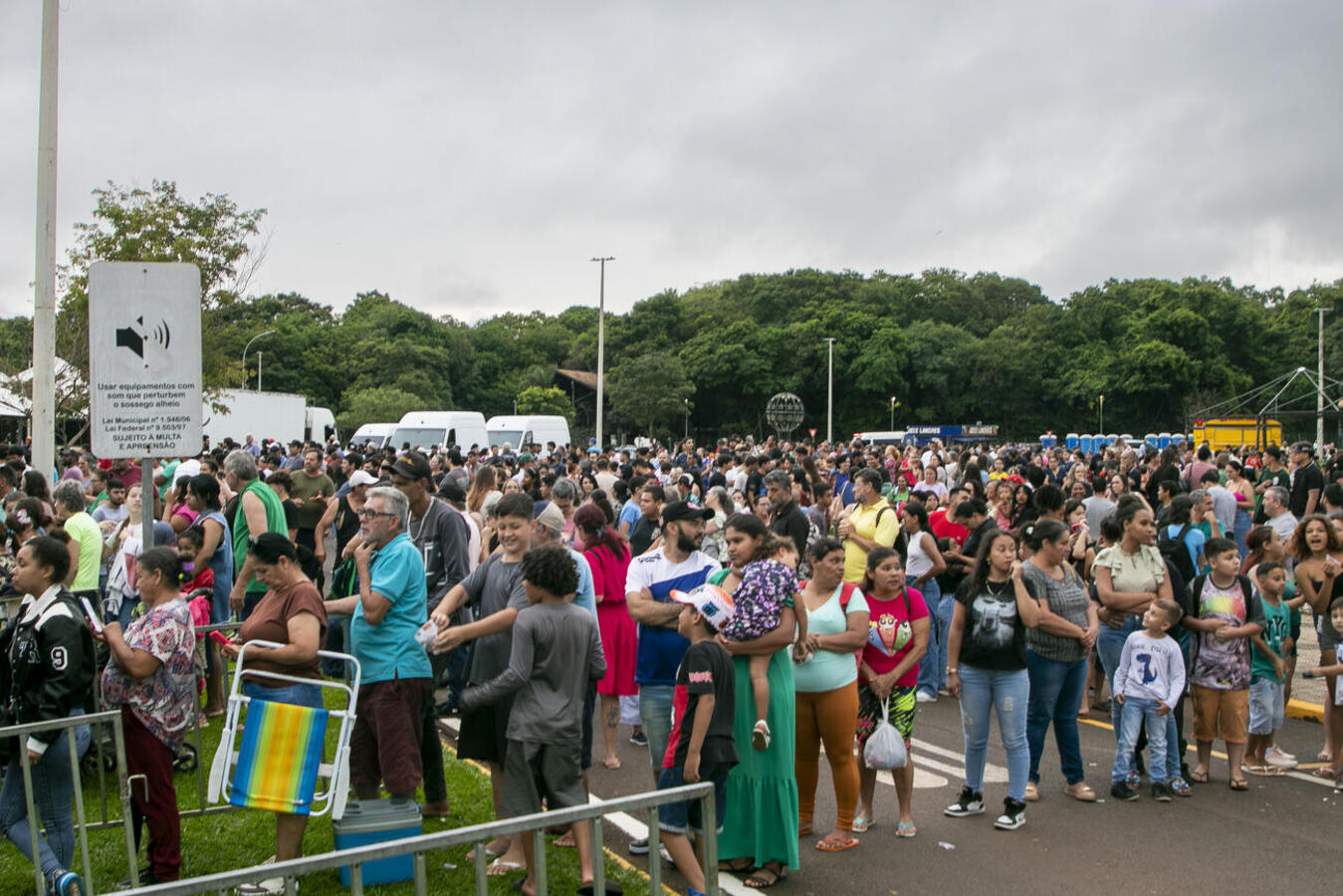 Mesmo sob chuva, população participou da programação que teve distribuição de bolo, shows nacionais e premiação do concurso de decoração natalina