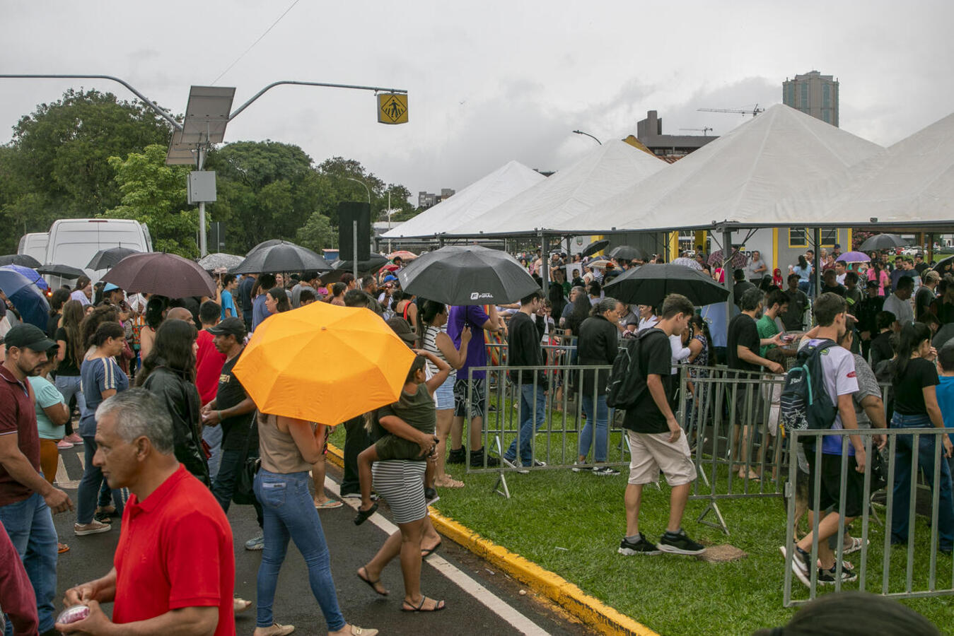 Mesmo sob chuva, população participou da programação que teve distribuição de bolo, shows nacionais e premiação do concurso de decoração natalina