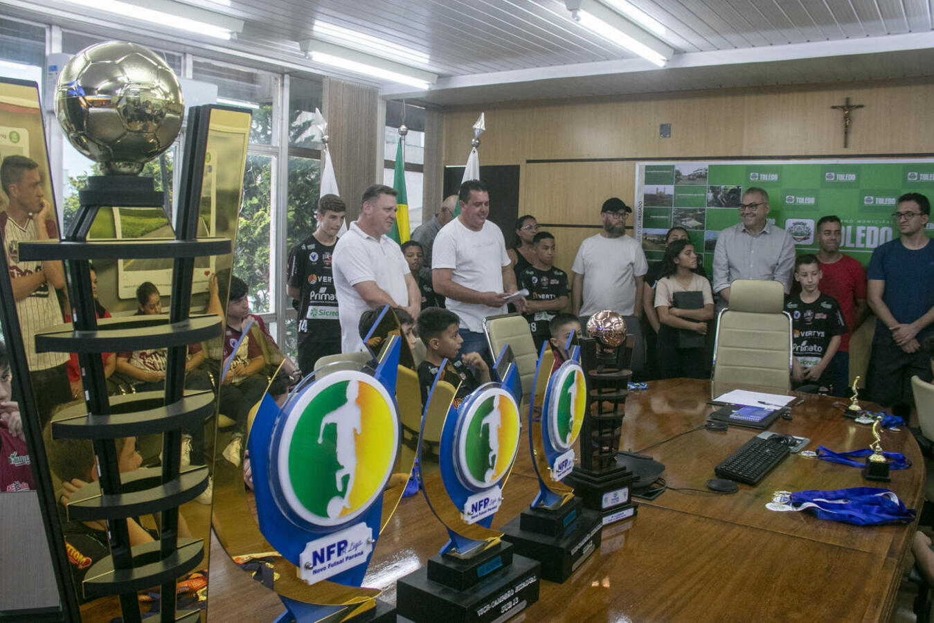 Resultados foram celebrados, nesta terça (23), por técnicos e atletas da Associação Cultural e Esportiva de Futsal e Futebol de Toledo, no Gabinete do Prefeito