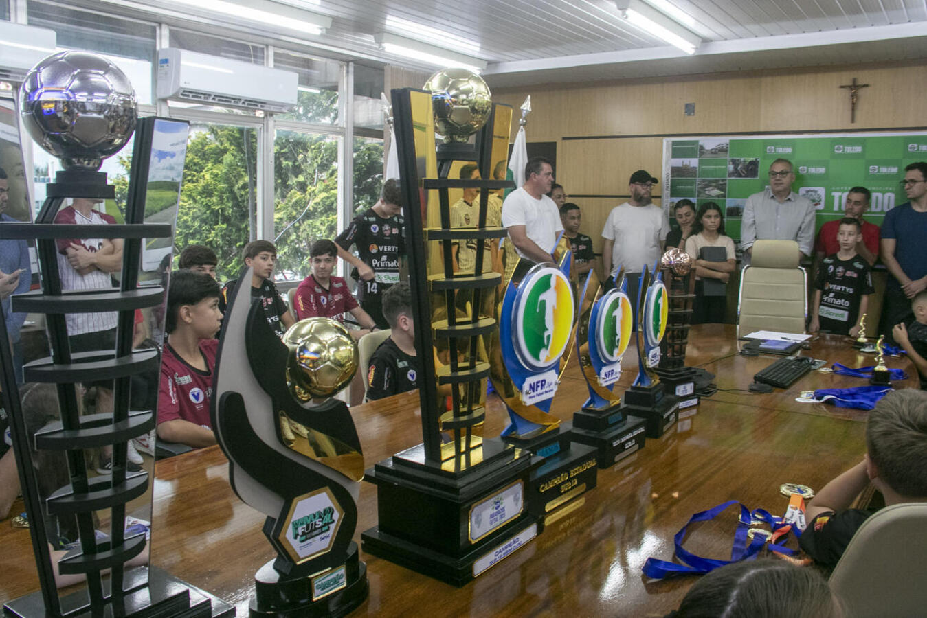 Resultados foram celebrados, nesta terça (23), por técnicos e atletas da Associação Cultural e Esportiva de Futsal e Futebol de Toledo, no Gabinete do Prefeito