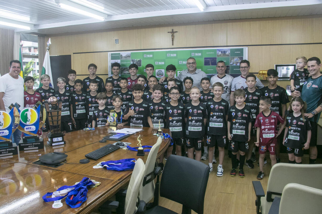 Resultados foram celebrados, nesta terça (23), por técnicos e atletas da Associação Cultural e Esportiva de Futsal e Futebol de Toledo, no Gabinete do Prefeito