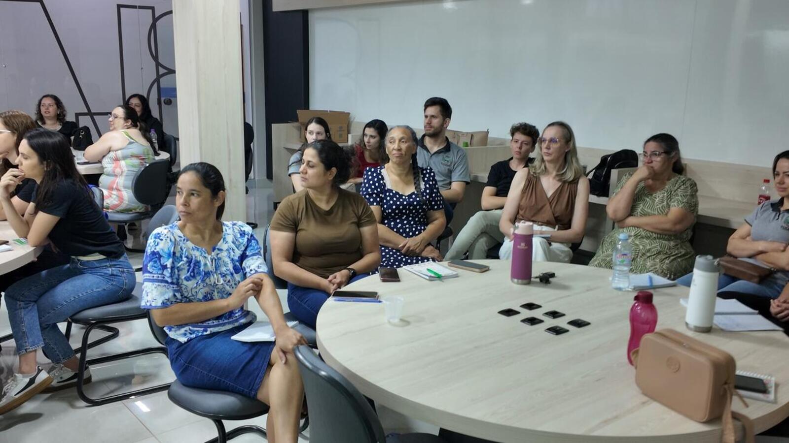 Nesta sexta-feira (5) a Secretaria Municipal de Assistência Social realizou uma capacitação para o aprimoramento dos serviços dos Centros de Referência Especializados de Assistência Social